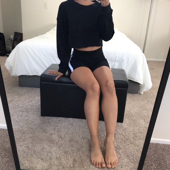 H&H Tops - Black crop sweatshirt NWT